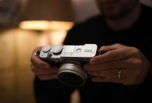 Seseorang memperlihatkan Kamera Fujifilm