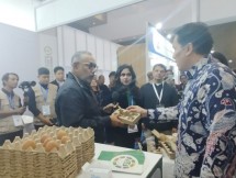 Wakil Menteri Lingkungan Hidup, Dr. Diaz Faisal Malik Hendropriyono,berdialog dengan S. Sunder Dewar, CEO PT Pulp Packaging, dalam Pameran Indo Water, Indo Waste & Recycling, Indo Renergy & Electric, Indonesia International Smart City 2025 Expo & Forum, di Jakrta, Kamis (14/08/2025)