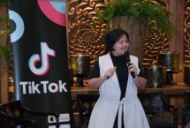 Anggini Setiawan, Communications Director, TikTok Indonesia, memaparkan bagaimana kreator dan komunitas TikTok memanfaatkan ekosistem TikTok