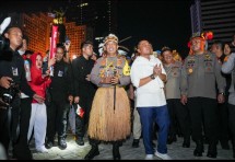 Kapolri Jenderal Listyo Sigit Prabowo bersama Menteri Sekretaris Negara (Mensesneg) Prasetyo Hadi pada saat hadir untuk melihat semarak perayaan HUT RI ke-80 di Bundaran Hi, Jakarta Pusat.