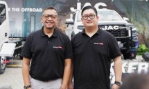 Dari kiri: Edo Putro, Technical & After Sales Division Head; Reggie Kurnia, COO of Indomobil JAC