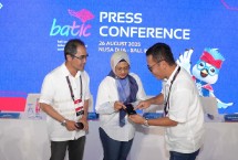 (kiri ke kanan) Direktur Wholesale & International Services Telkom Honesti Basyir, Direktur Utama Telkom Dian Siswarini, dan CEO Telin Budi Satria Dharma Purba saat sesi Press Conference BATIC di The Westin Resort, Nusa Dua, Bali pada Selasa (26/8).