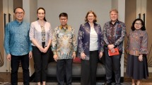 (dari kiri ke kanan): Jeffery Soong Director of Asia, Melbourne Business School, Naila Mazzucco - Commissioner, Victorian Government Trade and Investment Southeast Asia, Dani Sumarsono - President Director, PT Cyberindo Aditama, Prof. Jenny George – Dean dan Board Member, Melbourne Business School, Magnus Gittins – Chief Executive Education Officer, Melbourne Business School, Belinda Rimbo – Director of Education Services, Victorian Government Trade and Investment Southeast Asia