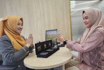 Pegawai BSI menjelaskan produk emas
