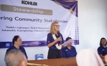 Laura Kohler, Chief Sustainable Living Officer Kohler Co., saat memberikan sambutan dalam kunjungan ke Desa Sukamukti