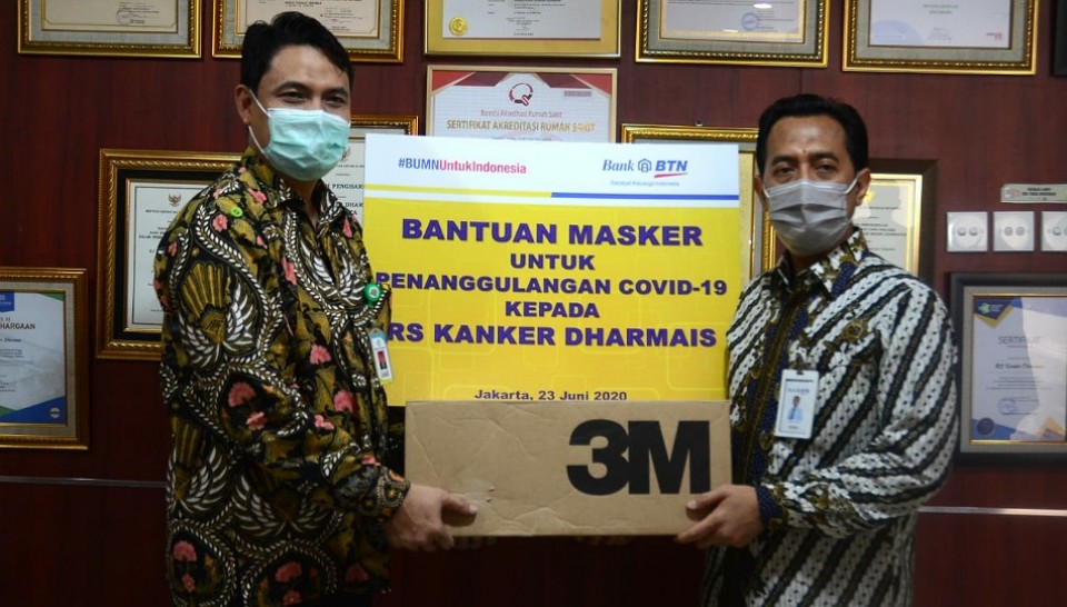 BTN Berikan Bantuan Masker ke RS Dharmais