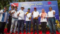 Menpar Arief Yahya Berfoto Bersama Gubernur Banten Wahidin Halim saat meresmikan pembangunan Rhino Dive Center di Tanjung Lesung